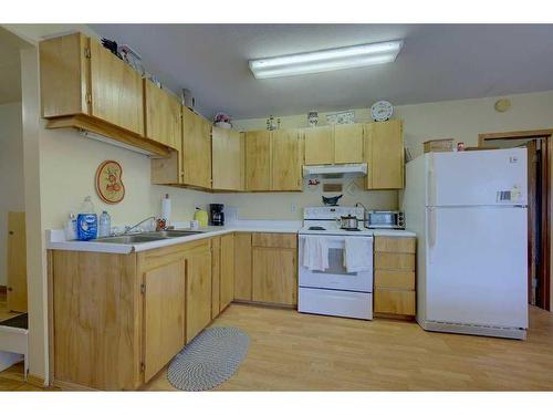 322 Main Street, Elnora, AB - Indoor Photo Showing Kitchen With Double Sink