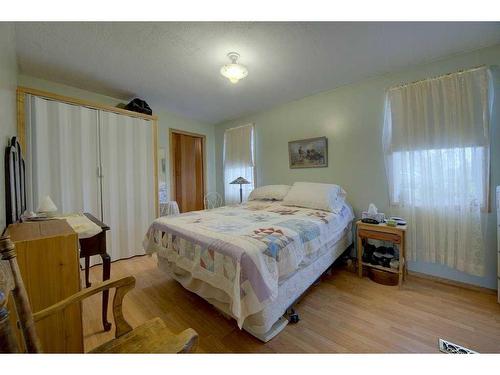 322 Main Street, Elnora, AB - Indoor Photo Showing Bedroom