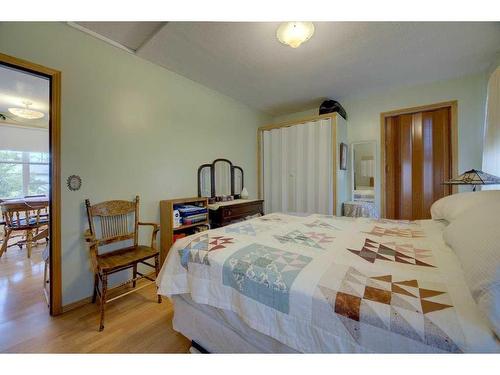 322 Main Street, Elnora, AB - Indoor Photo Showing Bedroom