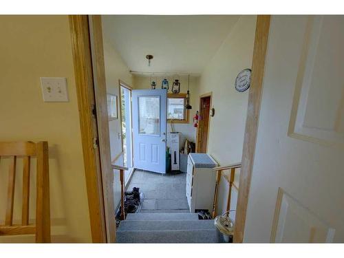 322 Main Street, Elnora, AB - Indoor Photo Showing Other Room