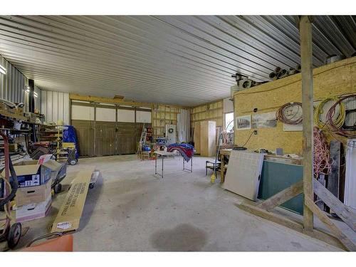 322 Main Street, Elnora, AB -  Photo Showing Garage