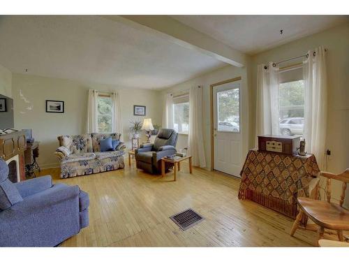 322 Main Street, Elnora, AB - Indoor Photo Showing Living Room