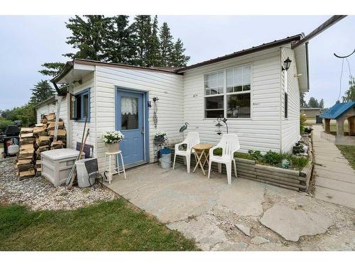 322 Main Street, Elnora, AB - Outdoor With Exterior