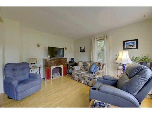 322 Main Street, Elnora, AB - Indoor Photo Showing Living Room