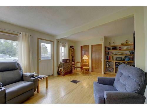 322 Main Street, Elnora, AB - Indoor Photo Showing Living Room