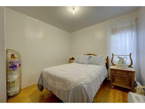 322 Main Street, Elnora, AB - Indoor Photo Showing Bedroom