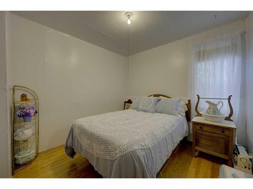 322 Main Street, Elnora, AB - Indoor Photo Showing Bedroom