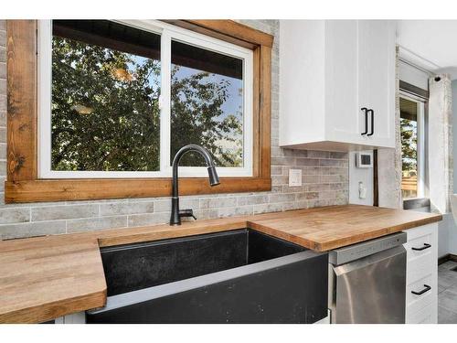 5208 52 Avenue, Eckville, AB - Indoor Photo Showing Kitchen With Double Sink