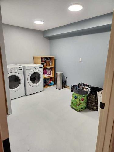 5208 52 Avenue, Eckville, AB - Indoor Photo Showing Laundry Room