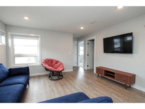 33 Larratt Close, Red Deer, AB - Indoor Photo Showing Living Room