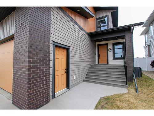 33 Larratt Close, Red Deer, AB - Outdoor