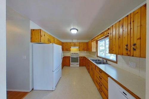 214 8 Avenue Ne, Sundre, AB - Indoor Photo Showing Kitchen With Double Sink