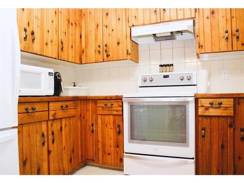 214 8 Avenue Ne, Sundre, AB - Indoor Photo Showing Kitchen