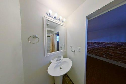 214 8 Avenue Ne, Sundre, AB - Indoor Photo Showing Bathroom