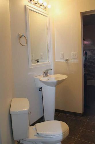 214 8 Avenue Ne, Sundre, AB - Indoor Photo Showing Bathroom