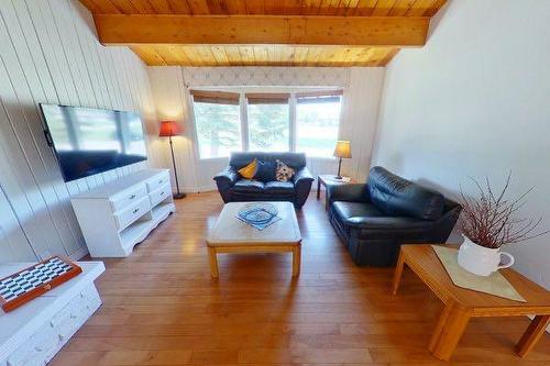 214 8 Avenue Ne, Sundre, AB - Indoor Photo Showing Living Room