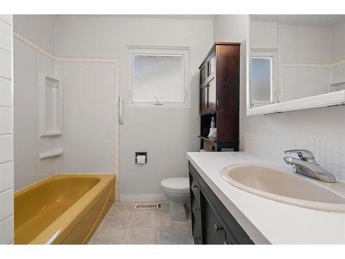 4405 66 Street, Camrose, AB - Indoor Photo Showing Bathroom