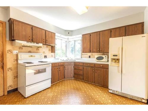 4607 54 Street, Stettler, AB - Indoor Photo Showing Kitchen With Double Sink