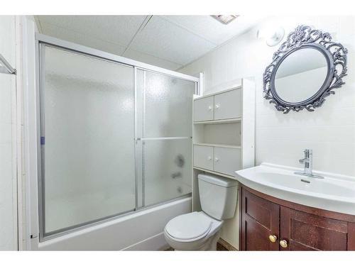 4607 54 Street, Stettler, AB - Indoor Photo Showing Bathroom