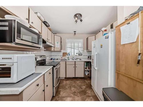 2714 74 Avenue Se, Calgary, AB - Indoor Photo Showing Kitchen With Double Sink