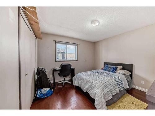 2714 74 Avenue Se, Calgary, AB - Indoor Photo Showing Bedroom