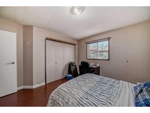 2714 74 Avenue Se, Calgary, AB - Indoor Photo Showing Bedroom