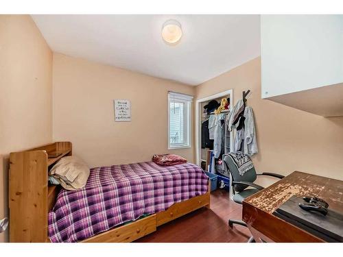 2714 74 Avenue Se, Calgary, AB - Indoor Photo Showing Bedroom