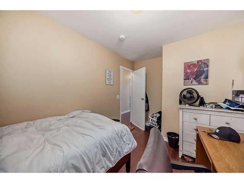 2714 74 Avenue Se, Calgary, AB - Indoor Photo Showing Bedroom