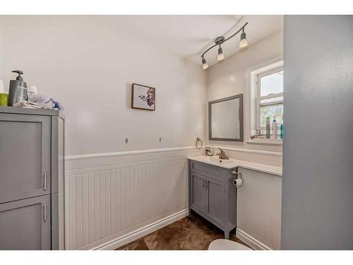 2714 74 Avenue Se, Calgary, AB - Indoor Photo Showing Bathroom