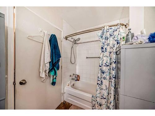 2714 74 Avenue Se, Calgary, AB - Indoor Photo Showing Bathroom