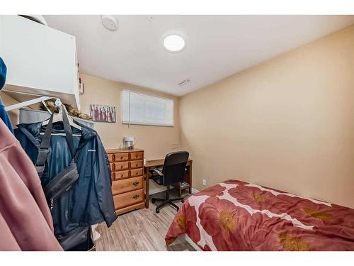 2714 74 Avenue Se, Calgary, AB - Indoor Photo Showing Bedroom