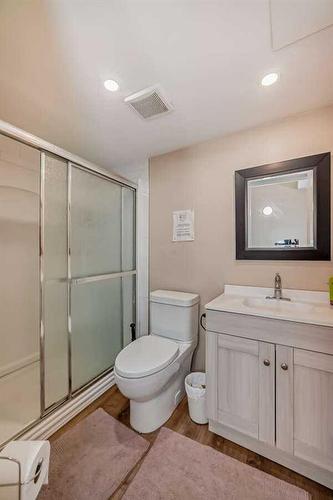 2714 74 Avenue Se, Calgary, AB - Indoor Photo Showing Bathroom