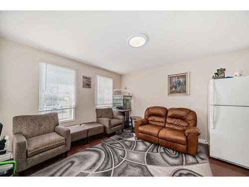 2714 74 Avenue Se, Calgary, AB - Indoor Photo Showing Living Room