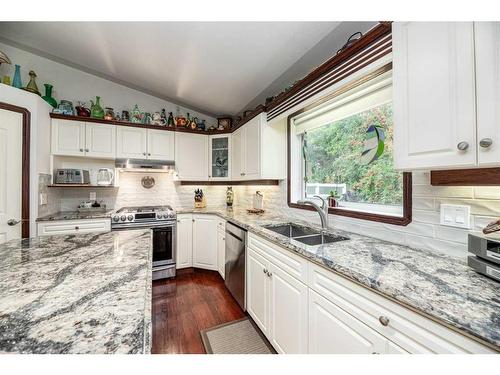 42 Osmond Close, Red Deer, AB - Indoor Photo Showing Kitchen With Double Sink With Upgraded Kitchen