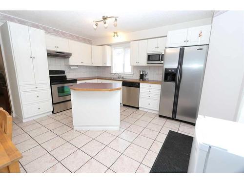 6 Westgate Crescent, Blackfalds, AB - Indoor Photo Showing Kitchen With Stainless Steel Kitchen