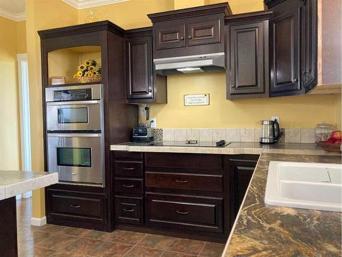 13 Cherry Se, Three Hills, AB - Indoor Photo Showing Kitchen