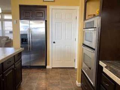 13 Cherry Se, Three Hills, AB - Indoor Photo Showing Kitchen