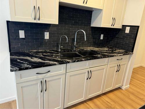 #F4-35 Nash Street, Red Deer, AB - Indoor Photo Showing Kitchen With Double Sink With Upgraded Kitchen