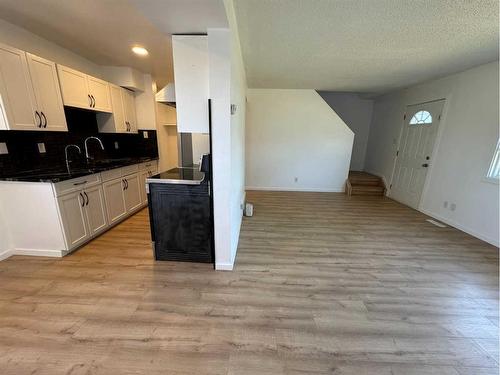 #F4-35 Nash Street, Red Deer, AB - Indoor Photo Showing Kitchen