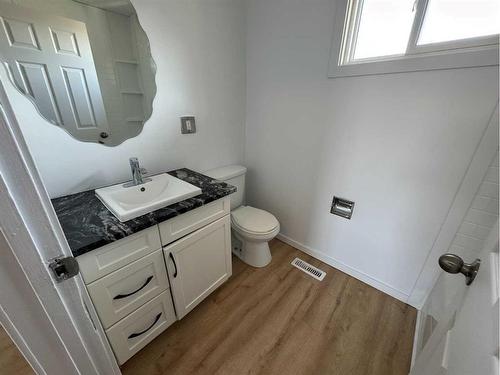 #F4-35 Nash Street, Red Deer, AB - Indoor Photo Showing Bathroom