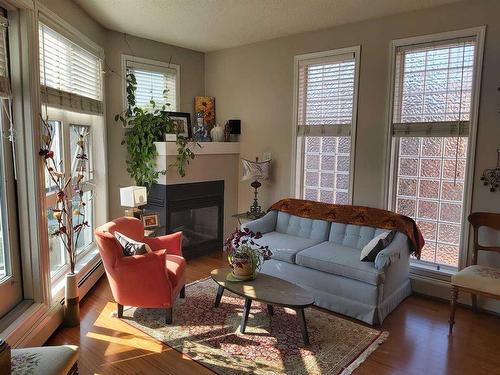 401-716 5 Street Ne, Calgary, AB - Indoor Photo Showing Living Room With Fireplace