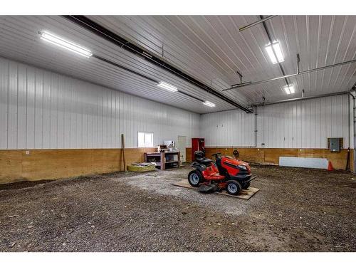 33073 Range Road 62, Rural Mountain View County, AB - Indoor Photo Showing Garage