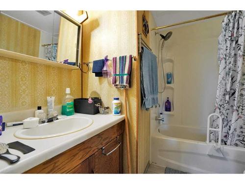 4707 50 Avenue, Caroline, AB - Indoor Photo Showing Bathroom