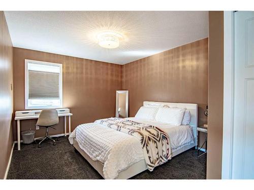 20 Tallman Close, Red Deer, AB - Indoor Photo Showing Bedroom