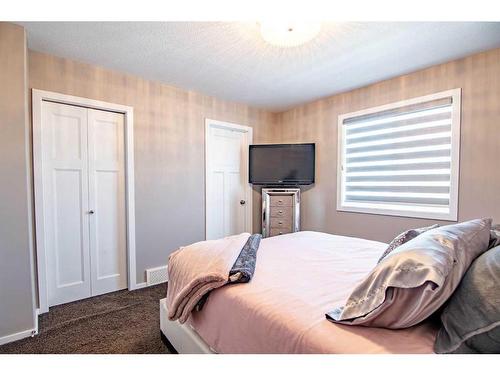 20 Tallman Close, Red Deer, AB - Indoor Photo Showing Bedroom