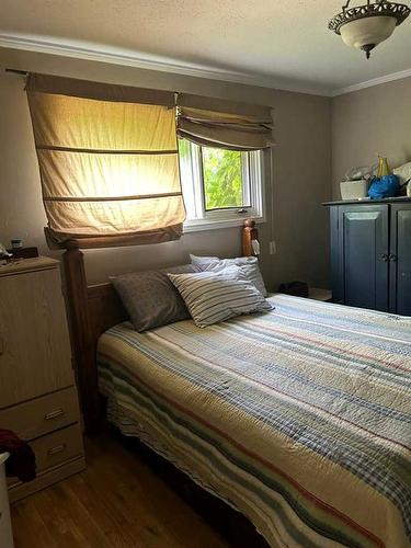 63 Selkirk Boulevard, Red Deer, AB - Indoor Photo Showing Bedroom