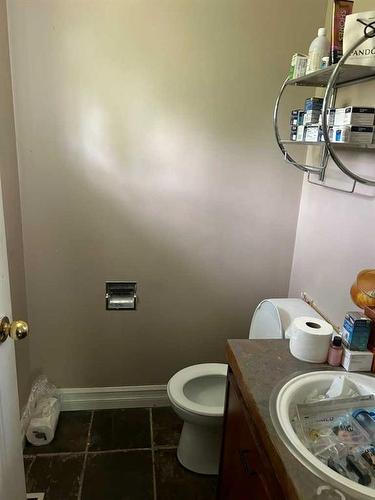 63 Selkirk Boulevard, Red Deer, AB - Indoor Photo Showing Bathroom