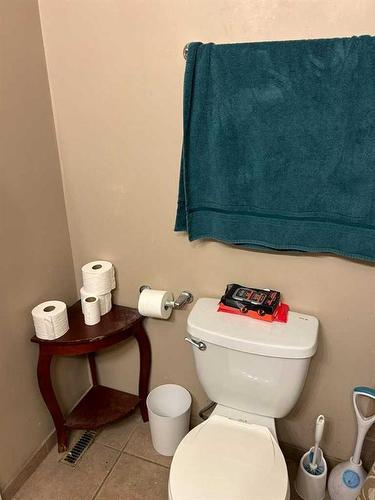 63 Selkirk Boulevard, Red Deer, AB - Indoor Photo Showing Bathroom