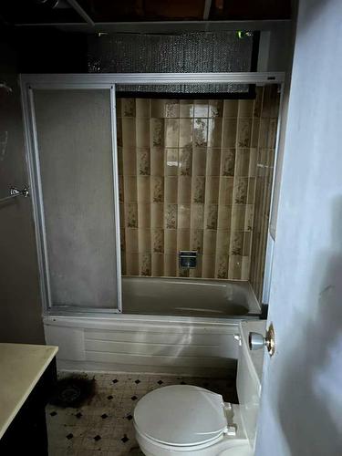 63 Selkirk Boulevard, Red Deer, AB - Indoor Photo Showing Bathroom