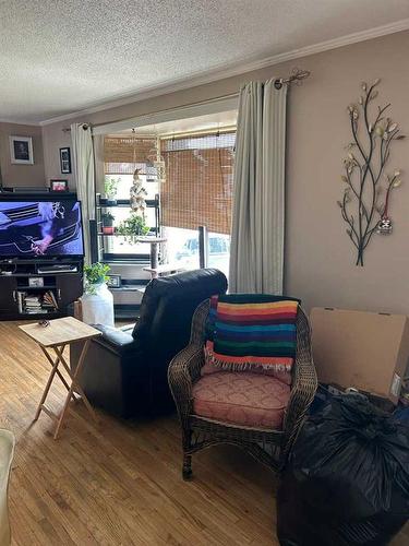 63 Selkirk Boulevard, Red Deer, AB - Indoor Photo Showing Living Room